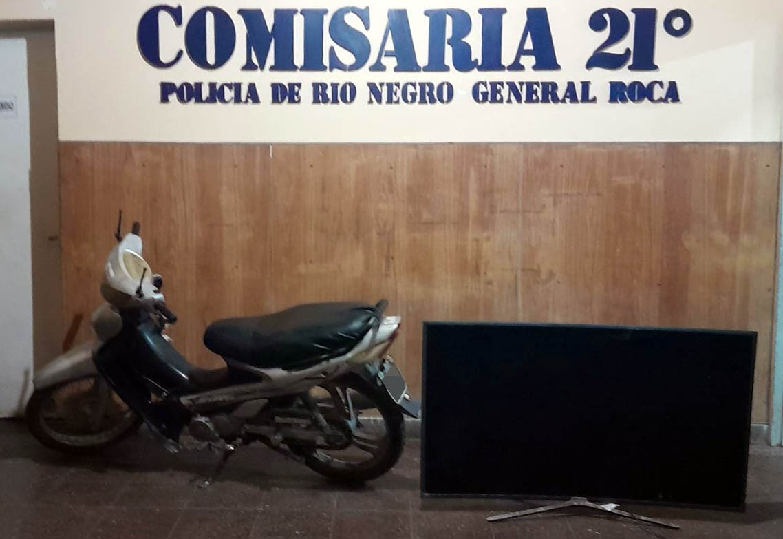 Madre cansada de su hijo ladrón devolvió a la policía todo lo que robó