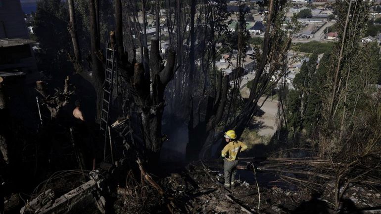 Un brigadista que lucha contra los incendios sufrió graves quemaduras y está en terapia