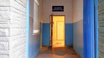 Presos de la Comisaría Cuarta piden tener el acceso a teléfonos para hablar con sus familiares y reclaman por la provisión de agua. Presos de la Comisaría Cuarta piden tener el acceso a teléfonos para hablar con sus familiares y reclaman por la provisión de agua.