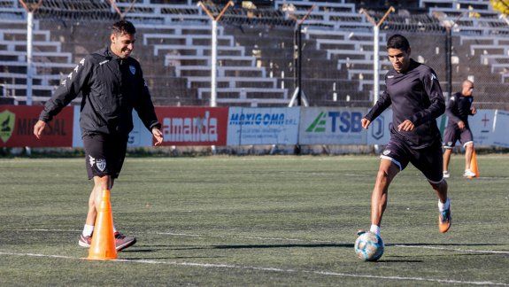Sosa y Seguel, dos de los jugadores que se quedan libres de Cipo en pocas horas más. Decide el nuevo técnico.