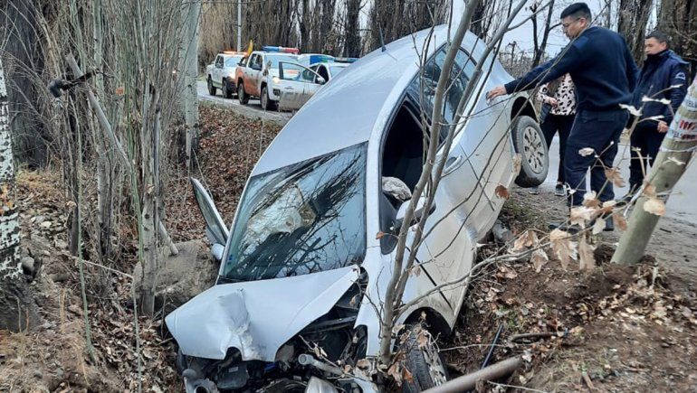 Perdió el control del auto, impactó contra un poste de luz y cayó al canal