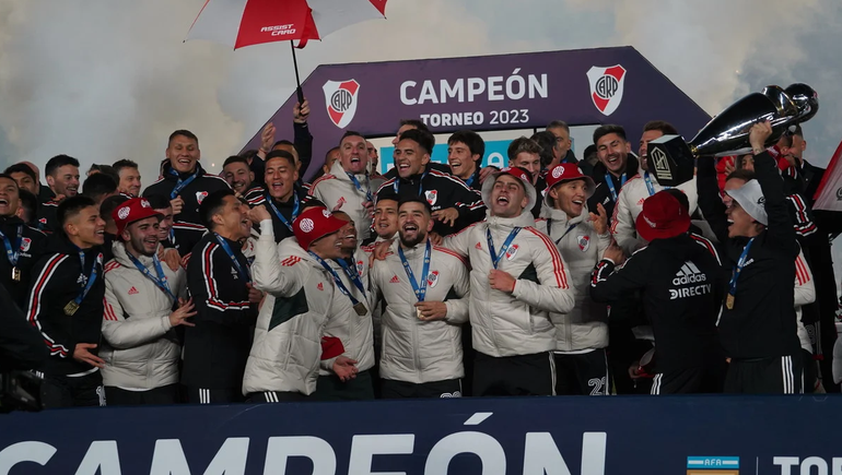 Triunfo y festejo: River le ganó a Racing y recibió el trofeo de campeón