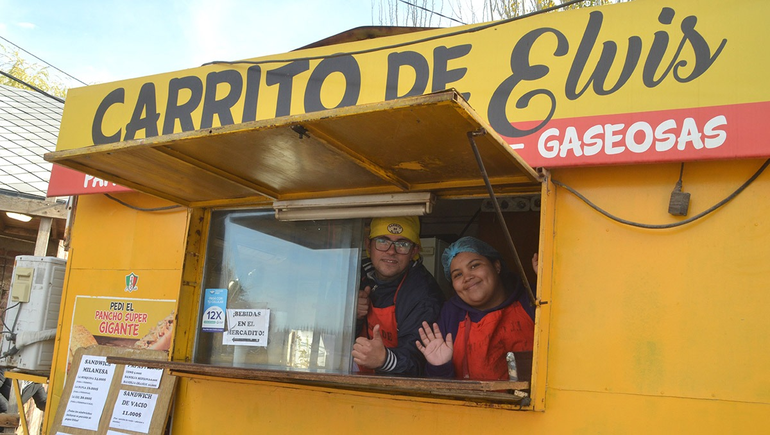 Elvis y Narella, una pareja que se las rebusca en el carrito y sueña en grande.