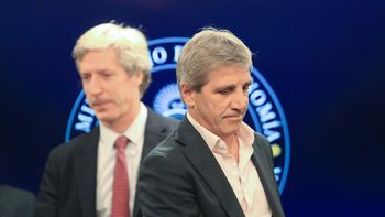 El ministro Luis Caputo junto al titular del BCRA, Santiago Bausili, impulsores de la dolarización endógena..