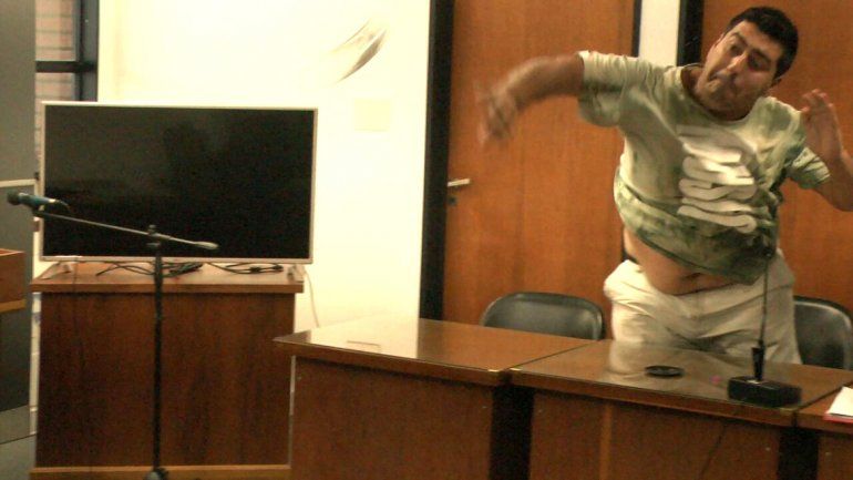 Quedó detenido por organizar saqueos y le arrojó un vaso al fiscal en plena audiencia