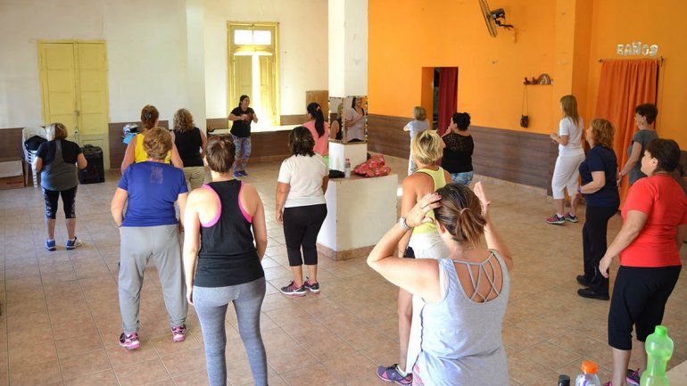 Las clases de baile son de las más convocantes de la oferta municipal.