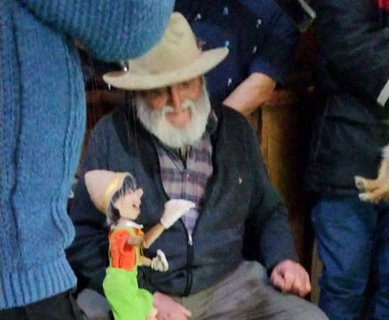 Vitoco, un habitué de los bares cipoleños, aquí en un divertido encuentro con sus afectos.
