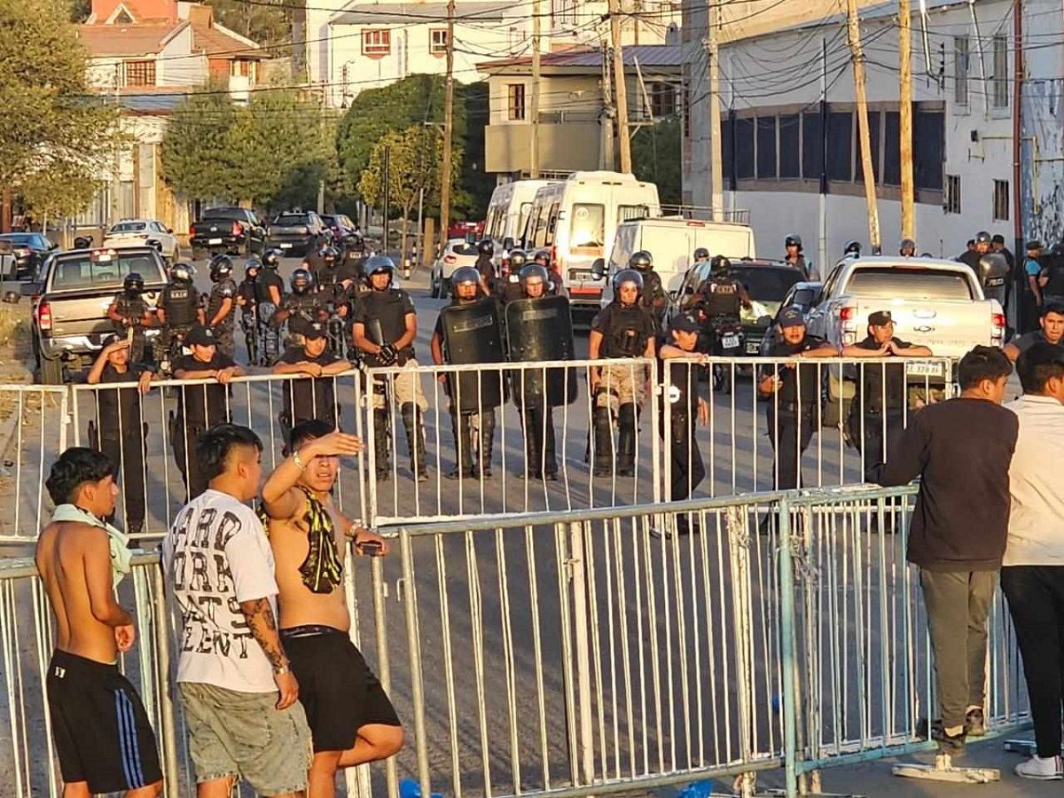 Deportivo Rincón tardó dos horas en salir del estadio tras la violencia en Comodoro Rivadavia