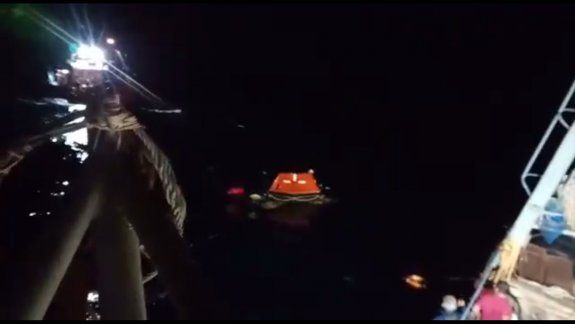 La balsa salvavidas, al momento de ser rescatada por el Marta S. El Mercedes F acudió también en ayuda.&nbsp;