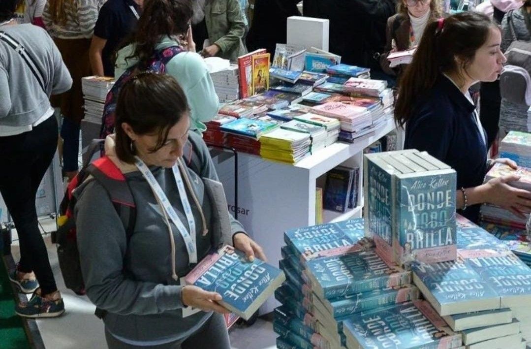 Compran libros con un aporte de 400.000 pesos