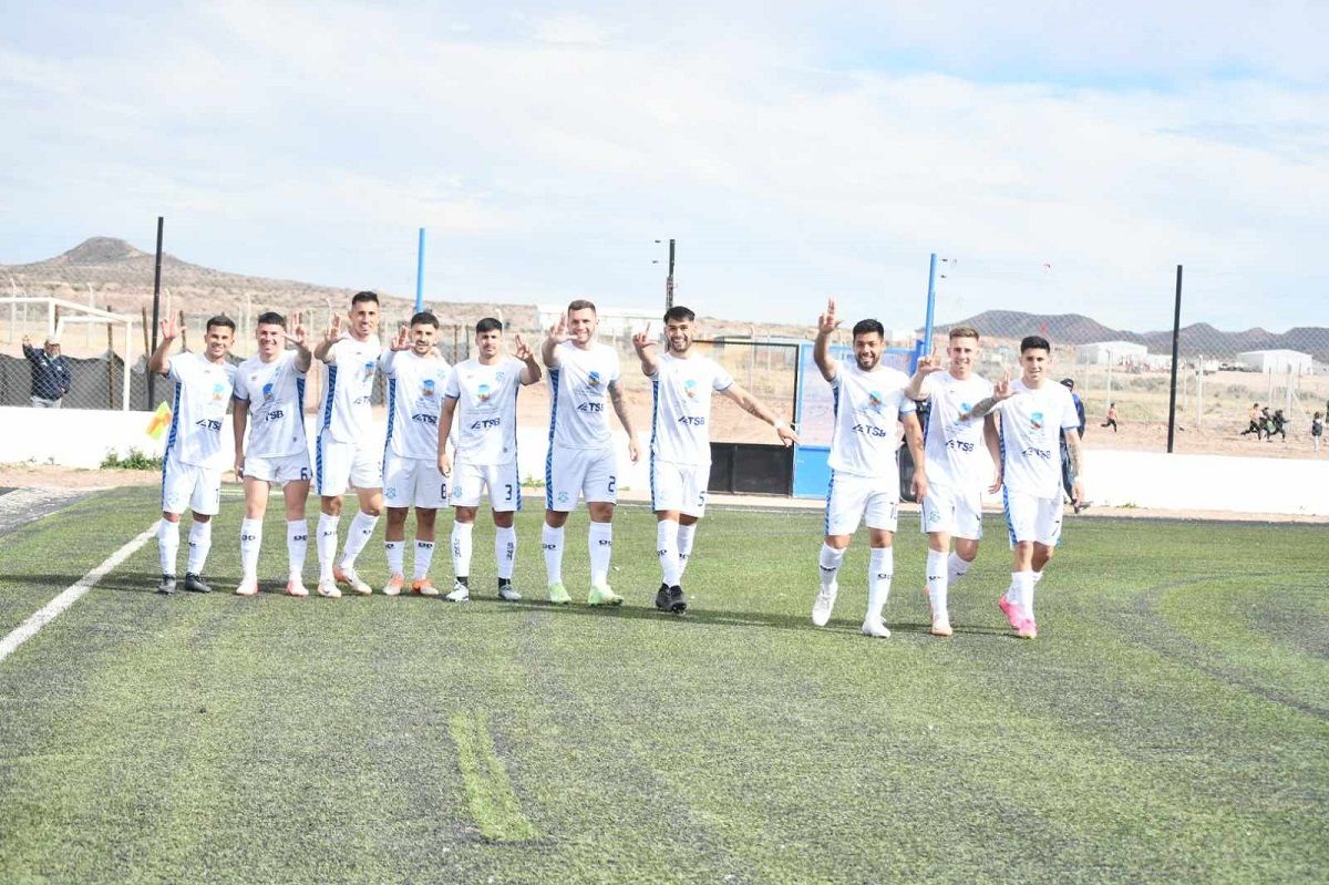 Otra ráfaga de Rincón para seguir arriba: 3-0 a Estudiantes