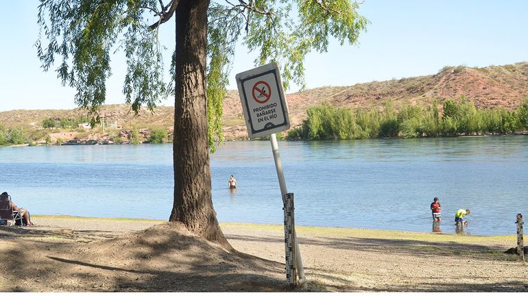 El área habilitada está señalizada con boyas y carteles. El área habilitada está señalizada con boyas y carteles.