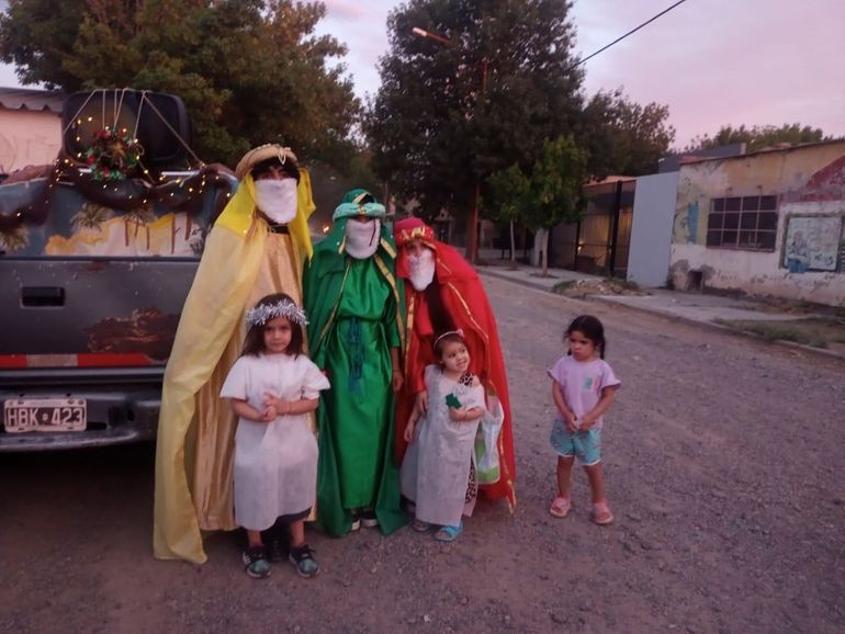 La inminente llegada de los Reyes Magos llena de ilusión a los chicos.