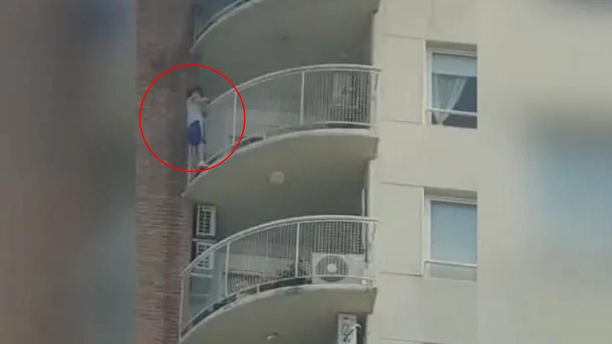 Rescatan a un niño que se trepó por el balcón para escapar de un incendio