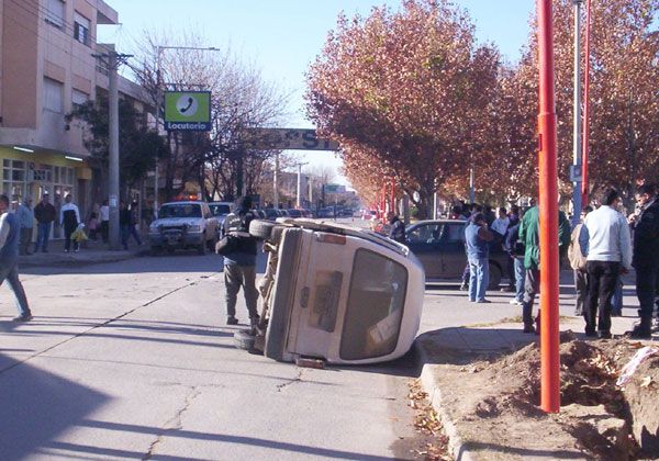 Choque y vuelco en Alem y Villegas