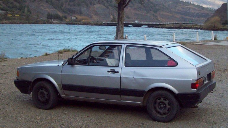 El auto robado es un viejo Volkswagen Gol modelo 92.
