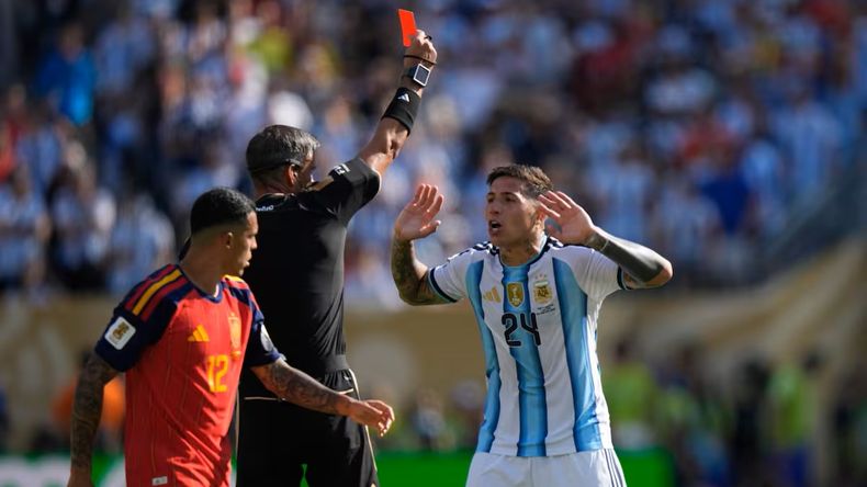 Enzo Fernández habló sobre su expulsión en el Mundial.