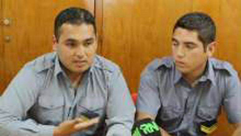 El cabo primero Esteban Lagos y al cabo Nicolás Cayupil salvaron la vida del bebé