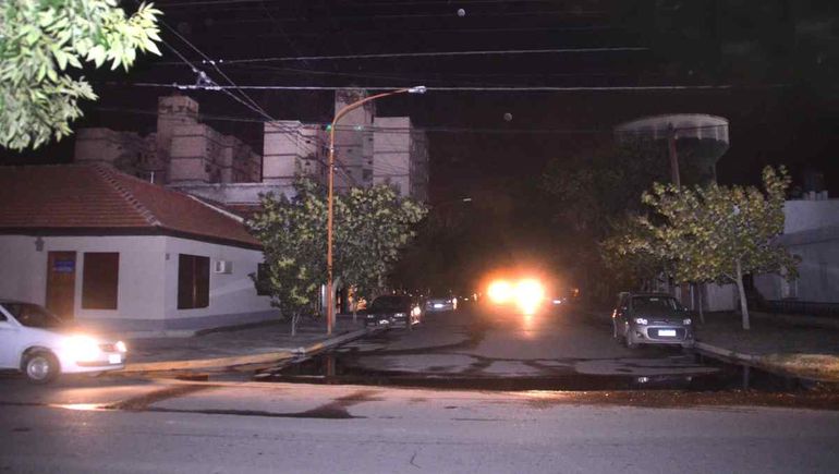 El San Pablo qued&oacute; a oscuras por la explosi&oacute;n de un transformador. Foto: Antonio Spagnuolo.