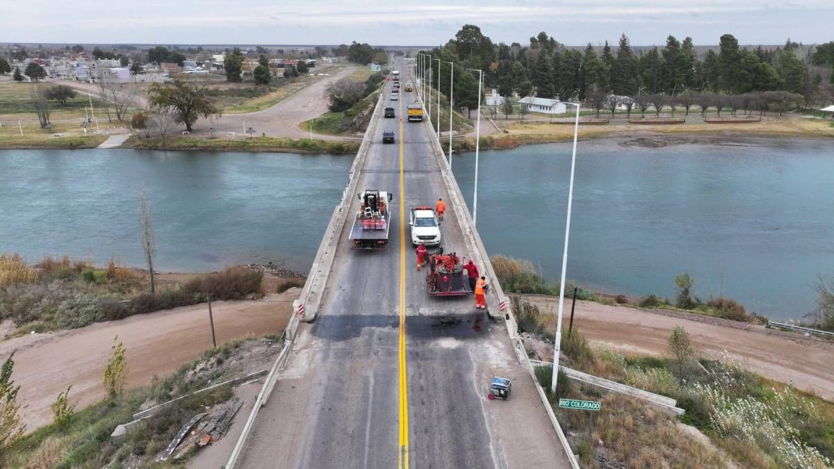Una panorámica del puente que une Río Negro con La Pampa sobre la ruta 22. Siguen los trabajos y las restricciones.