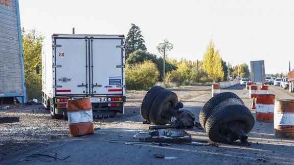 Intentó esquivar un tanque de señalización y chocó en la Ruta 22
