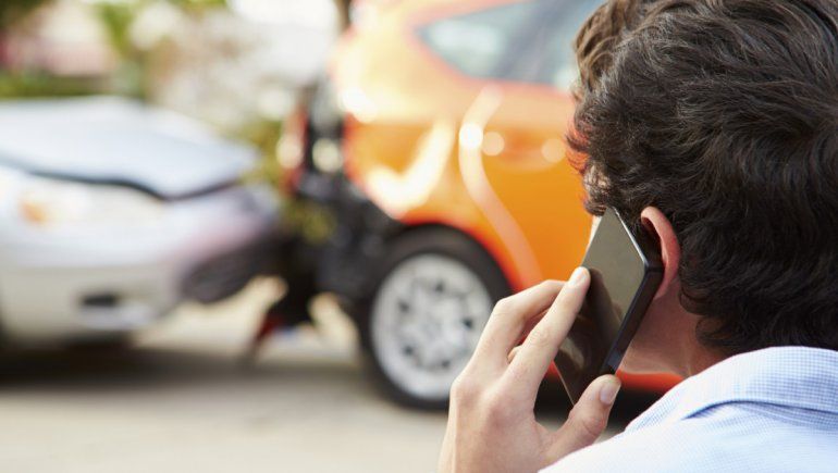 Su camioneta se destruyó en un accidente y llevó a juicio a la aseguradora para que le paguen con el interés correspondiente