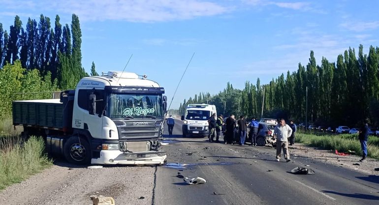 El choque que involucró un camión y dos autos se produjo en la Ruta 151