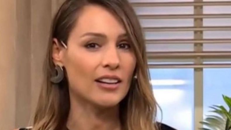 El insólito objeto que recibió Pampita al comprar figuritas del Mundial por Internet | LMCipolletti.com El insólito objeto que recibió Pampita al comprar figuritas del Mundial por Internet