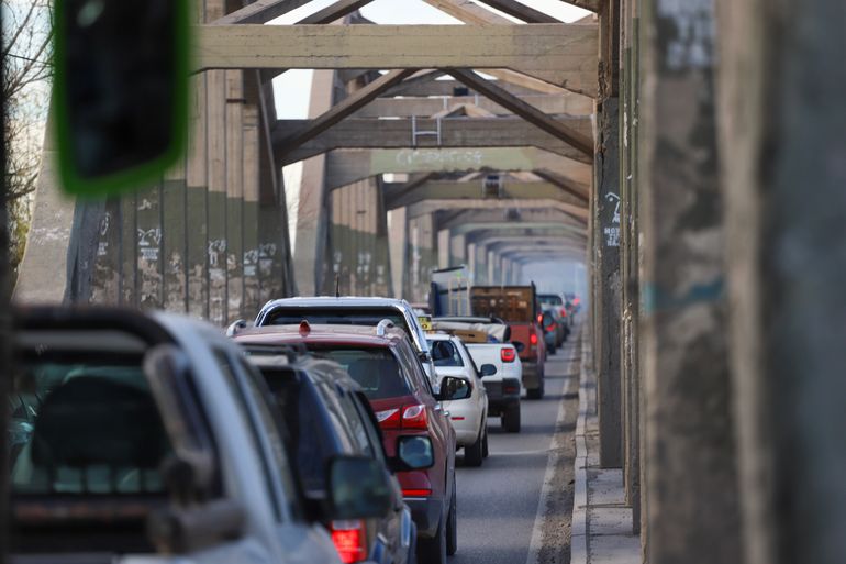 La circulación en los dos puentes es muy lenta. Fotos archivo.