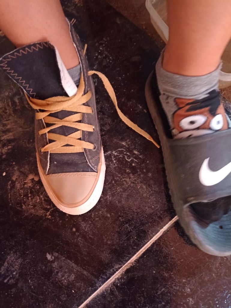 Utilizar crocs, sandalias y otras clases de calzado veraniego es la única alternativa para muchos en este invierno, hasta que se consigue un par de zapatillas nuevas o usadas donadas por personas solidarias.