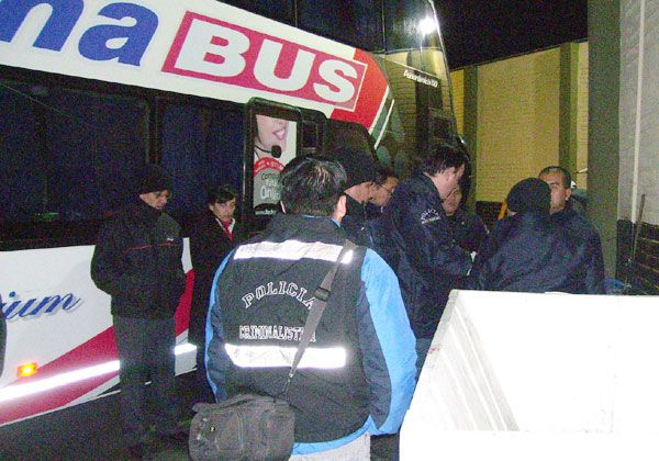 Hallan bebé sin vida en baño de un micro