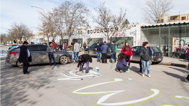Los padres se manifestaron junto a estudiantes y maestros en la puerta del Consejo de Educación.