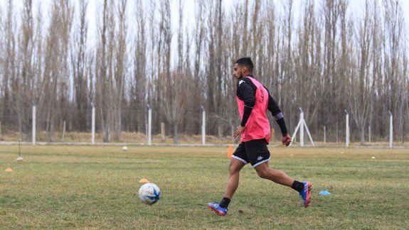 Matías Carrera rindió mucho en Lincoln, y el técnico de Cipo le renovó el crédito entre los titulares para esta noche.