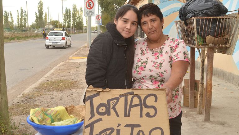 Muchos autos que circulan por La Falda se detienen a comprarle a esta querida mujer. Foto Antonio Spagnuolo. Muchos autos que circulan por La Falda se detienen a comprarle a esta querida mujer. Foto Antonio Spagnuolo.