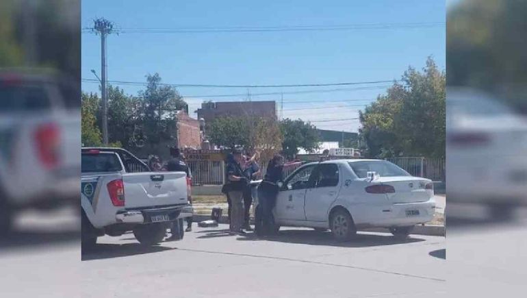 El taxi fue baleado en plena vía pública. Los vecinos denuncian que fue una venganza.