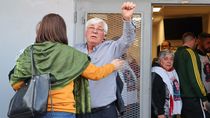 la familia de facundo fue recibida entre aplausos y lagrimas a la salida de tribunales