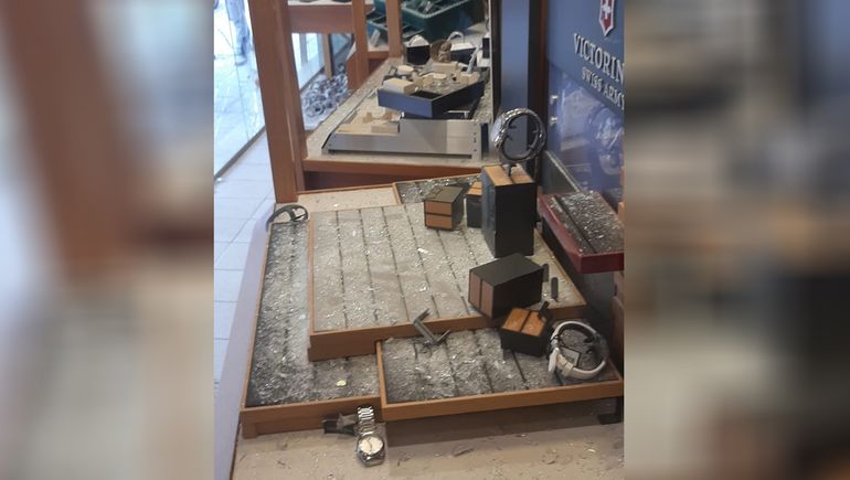 El interior de la joyería, tierra arrasada por los ladrones. Foto Anahí Cárdena El interior de la joyería, tierra arrasada por los ladrones. Foto Anahí Cárdena