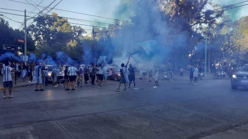 Hinchas de Racing también festejaron en Cipolletti