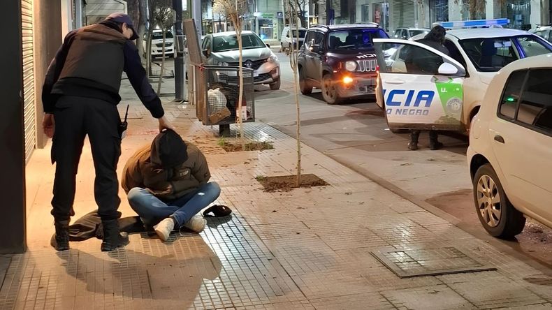 El sujeto fue detenido en el centro de Cipolletti. Tenía varios elementos robados de vehículos estacionados. Un vecino fue clave para que lo atrape la policía. | LMCipolletti.com El sujeto fue detenido en el centro de Cipolletti. Tenía varios elementos robados de vehículos estacionados. Un vecino fue clave para que lo atrape la policía.