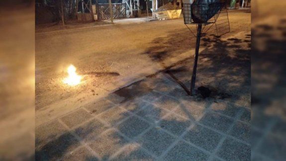 Le tiraron dos bombas molotov a su casa y la ligó una vecina