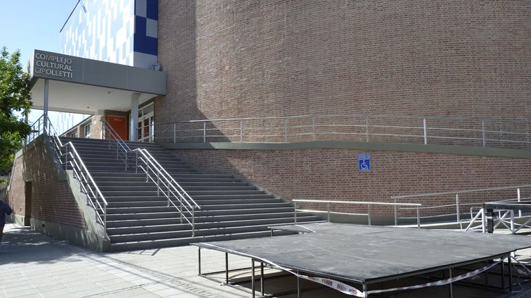 Desde este viernes, el Complejo Cultural Cipolletti abre sus puertas a la 20° Feria del Libro. Desde este viernes, el Complejo Cultural Cipolletti abre sus puertas a la 20° Feria del Libro.