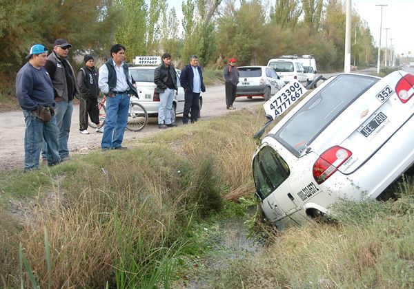 Taxi cayó a un desagüe
