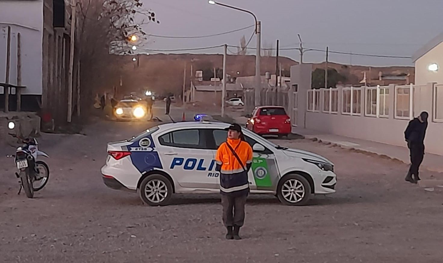 Gran operativo policial por el asesinato de un hombre a la salida de un colegio de Cinco Saltos. Foto: LMCipolletti