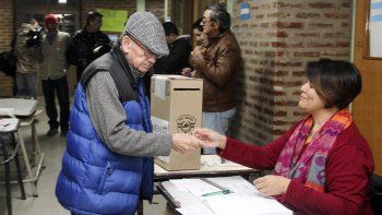 a mas de tres horas del cierre de las mesas aun no hay datos oficiales 