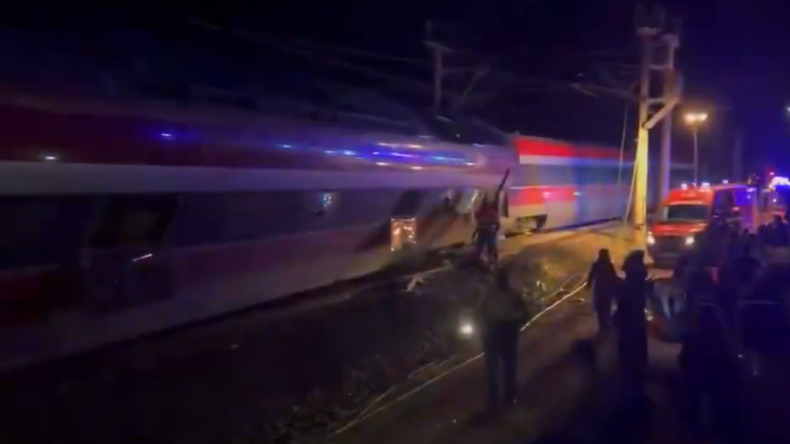 En total viajaban más de 500 personas entre ambos transportes y, por el momento, se desconocen las razones del incidente.