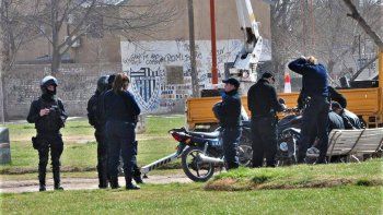 interceptaron a dos motociclistas en las 1200 viviendas y los detuvieron por tener marihuana en las medias