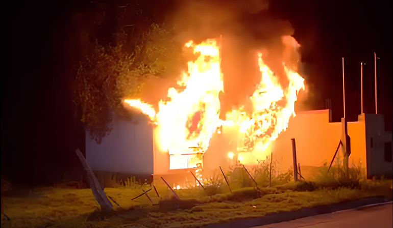 El fuego tomó por complejo la vivienda. Bomberos debieron arrojar abundante agua para apagarlo. 
