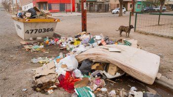 El microbasural que se crea alrededor del contenedor está ubicado en la calle José Hernández casi Paraguay, en la plaza del barrio Don Bosco.