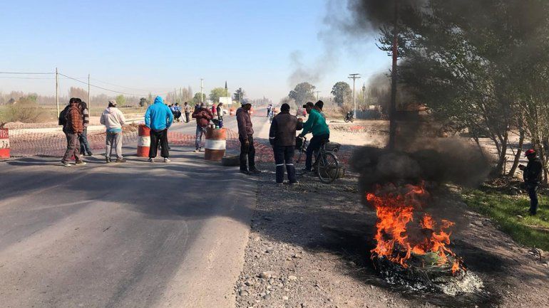 Caos en el Alto Valle: hay 4 cortes de rutas y transitar por la región se volvió casi imposible