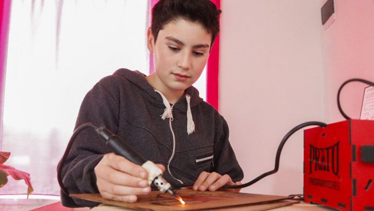 Pequeño Picasso: con 12 años creó su propio emprendimiento de pirograbado